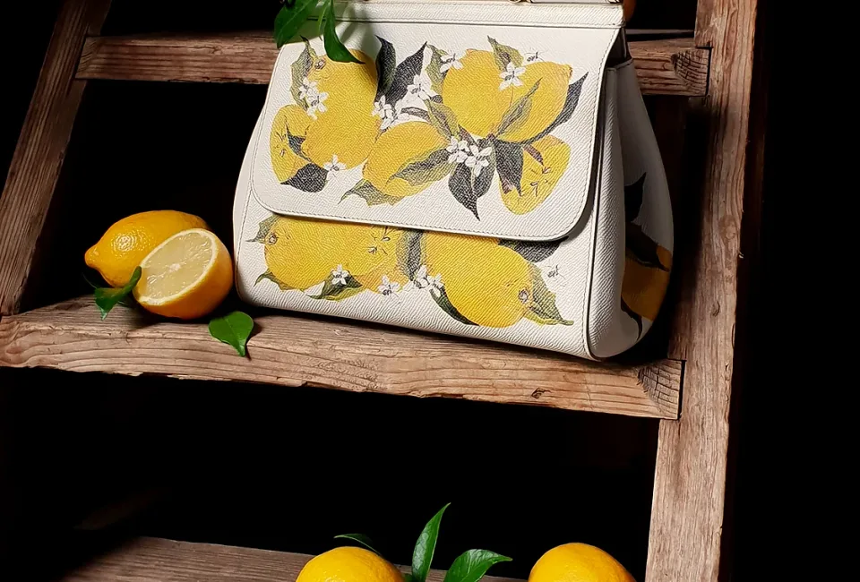 Sac blanc imprimé de citrons posé sur une échelle en bois