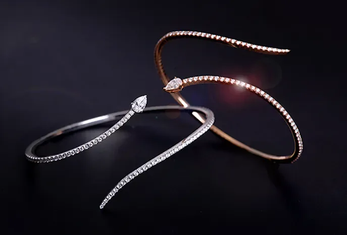 Deux bracelets serpent en diamants, or blanc et or rose, sur fond noir