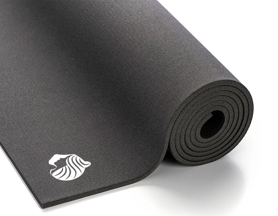 Tapis de yoga gris marqué du même logo en blanc