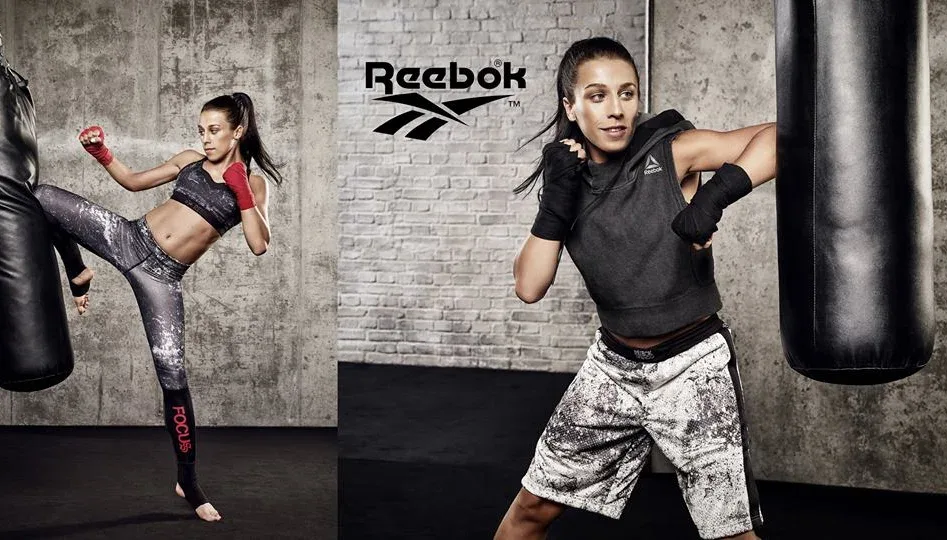 Campagne Reebok : boxeuse à l'entraînement devant des sacs de frappe