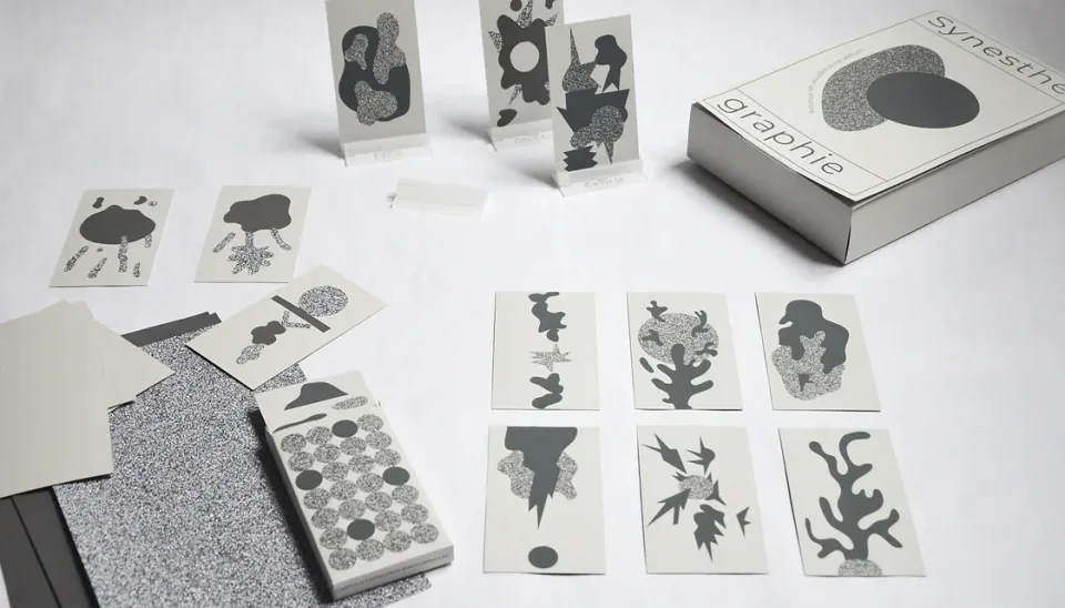 Kit Synesthégraphie : cartes aux formes abstraites grises et coffret