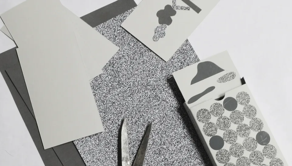 Cartes grises, papier texturé et ciseaux