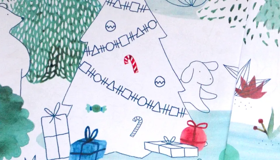 Coloriage d'un sapin de Noël décoré, entouré de cadeaux