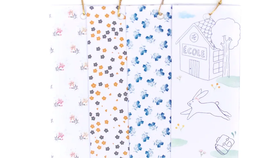Quatre marque-pages à motifs floraux et illustration d'école