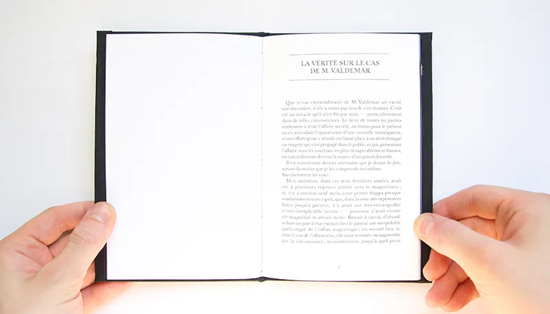Livre ouvert sur la première page de « La vérité sur le cas de M. Valdemar »