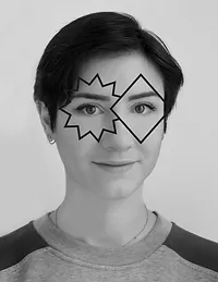 Portrait en noir et blanc de Florine Caro, une étoile et un losange, les formes du monogramme FC, dessinés sur ses yeux
