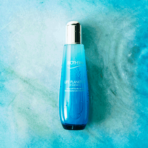 Flacon Biotherm Life Plankton Essence sur fond turquoise